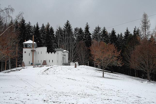 Die bereits vorhandene Burg wurde in den neuen Klettergarten integriert.