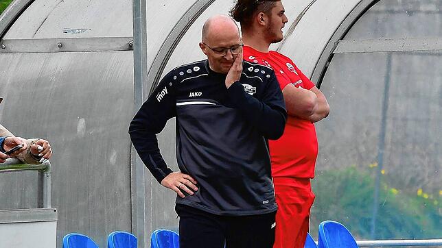 Kurz vor dem Abstieg: Trainer Dirk Tegethoff wird aller Voraussicht nach mit dem FC Wallbach in der kommenden Saison in der Kreisliga A ...