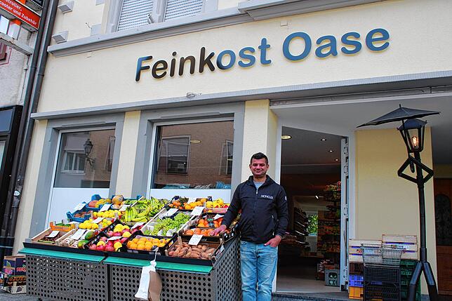 Selcuk Hizar vor dem Geschäft in der Hauptstraße.