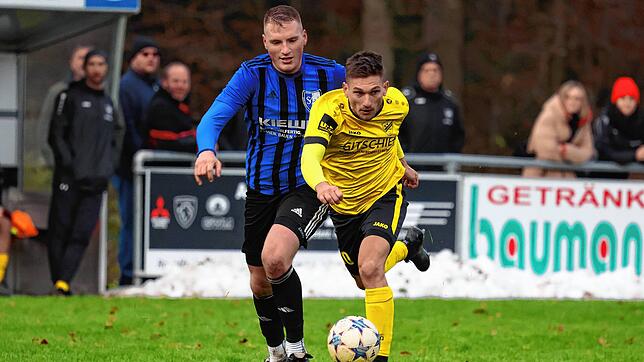 Der SV Orsingen Nenzingen (links Patrick Buhl) spielt beim FC Uhldingen, der SV Denkingen (rechts Jonathan Scheike) empfängt die SG ...