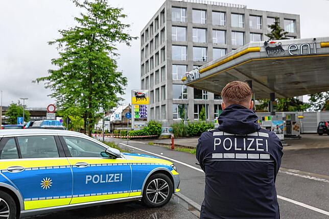 (Archivbild Juli 2024) Nachdem am frühen Morgen von einem Motorroller aus Schüsse auf eine Menschengruppe abgegeben worden waren, ...