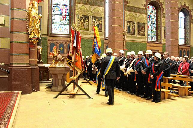 Bild 16: Floriansmesse mit den Feuerwehrabteilungen des Landkreises