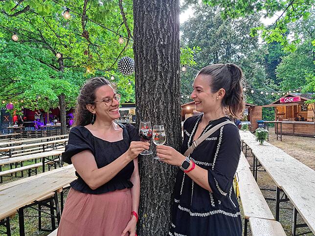 Nuria Schäfer und Melina Tachtalis gehen sehr gerne gemeinsam auf das Singener Weinfest.