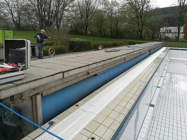 Auch die Abdeckung für das Schwimmerbecken wird kontrolliert.