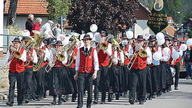 Die Kurkapelle Schonach, unter der Leitung von Dirigent Markus Kammerer, führt den Festzug beim 50. Schonacher Volksfest an und das war ...