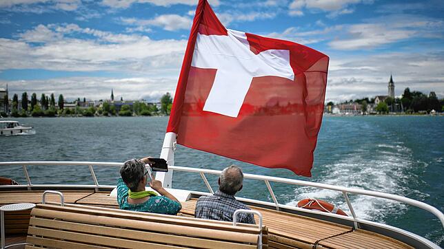 Passagiere auf der MS St. Gallen der Schweizerischen Bodensee Schifffahrt (SBS) auf dem Bodensee. Ist in Ordnung als Deutscher in der ...