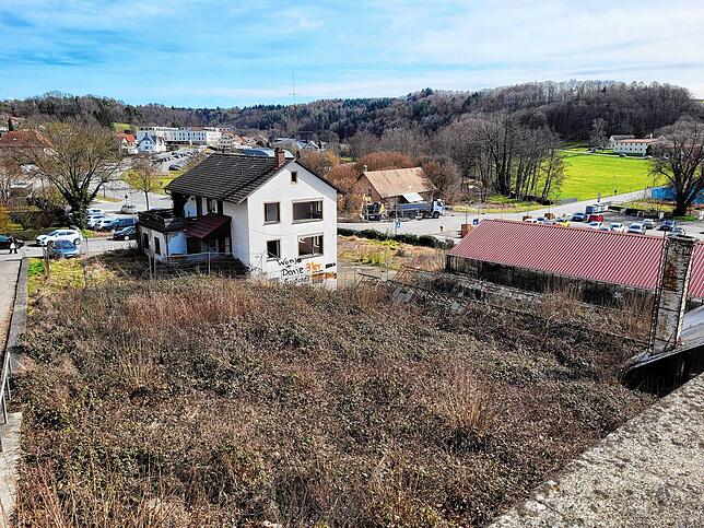 Blick vom Stadtwall: Vorne das Gelände der Gärtnerei, hinter der sich Charlotte Blank nach der Explosion versteckte. Hinter der ...