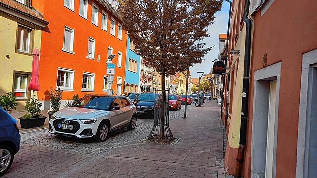 In der Färberstraße geht gar nichts mehr, die Autos quälen sich im Schritt-Tempo durch die Straße.