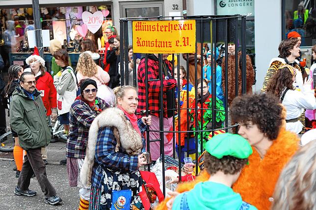 Bild 12: Schmotziger Dunschtig 2024: Mäschgerle aller Generationen feiern auf der Marktstätte