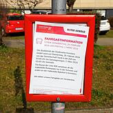 Fahrgastinformation statt Fahrplan an einer Bushaltestelle in Konstanz.