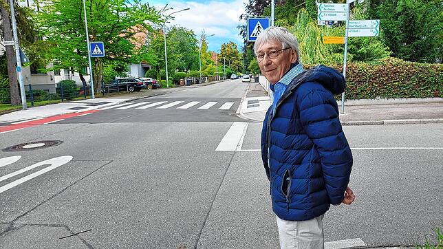 Anwohner Stephan Schmutz findet den Zebrastreifen an der Ecke Eichhorn-/Hebelstraße sinnlos. „Hier herrscht himmlische Ruhe. Ich habe ...