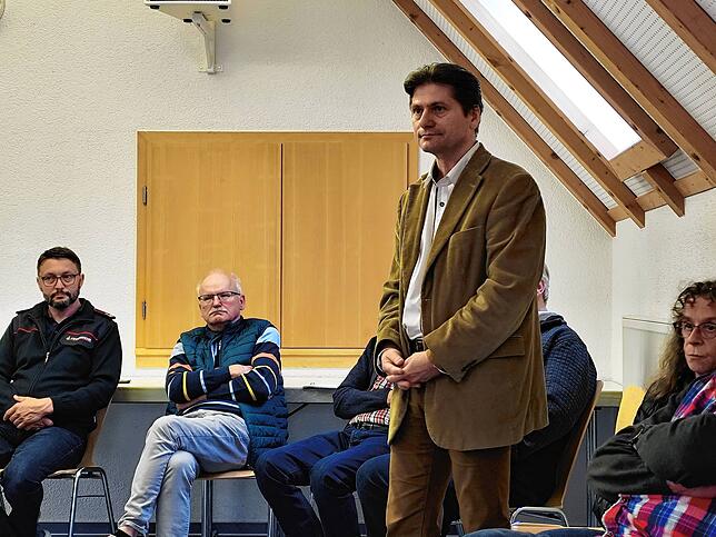 Michael Birnthaler präsentiert die Arbeit des Vereins Eos Erlebnispädagogik auf dem als Weltenwandler-Tagungszentrum benannten Schloss ...