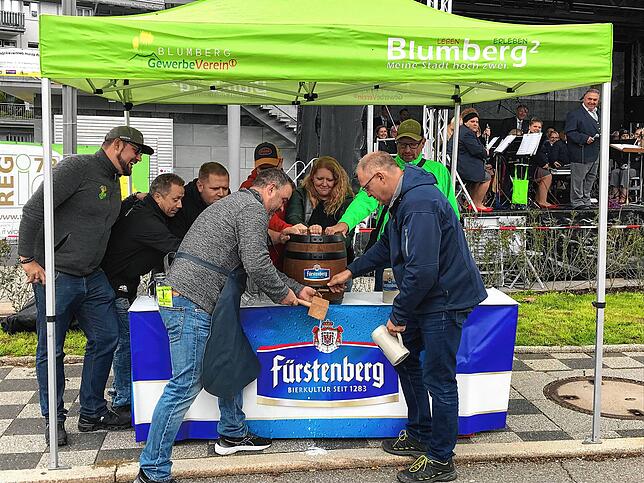Machen Bürgermeister gerne: 2024 eröffnet Markus Keller im Beisein von Arthur Welte von der Fürstenberg-Brauerei und Vereinsvertretern ...