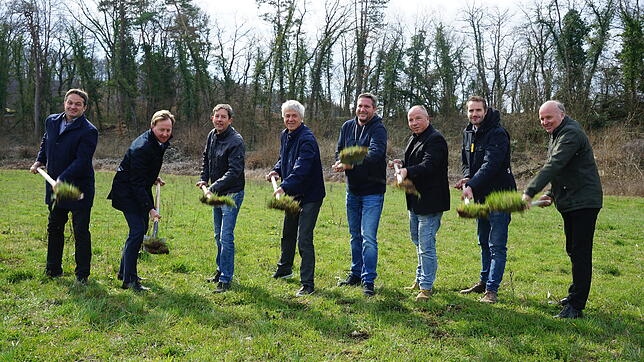 Sie schaufeln die erste Erde heraus für das neue Wohnquartier "Am Kaltenbach" (von links): Der Erste Beigeordnete der Stadt ...