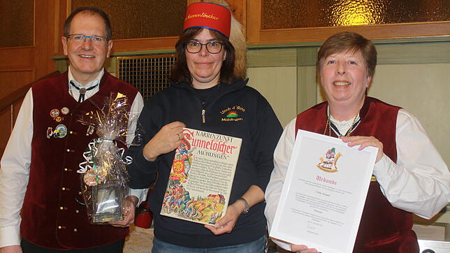 Ulrike Stengele (Mitte) ist die erste Trägerin der Obernarrenkappe in der Mühlinger Sunnelöscherzunft. Die Geschenke zu der seltenen ...