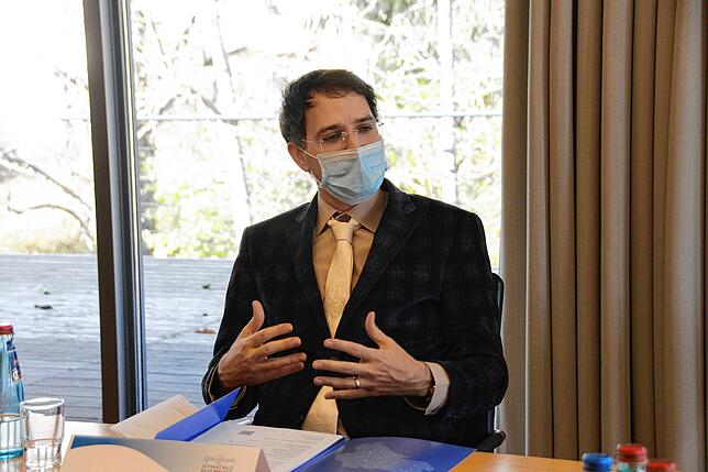 Hatem Saleh, Leiter des Gesundheitsamtes, hier bei einer Pressekonferenz am 11. November 2021.