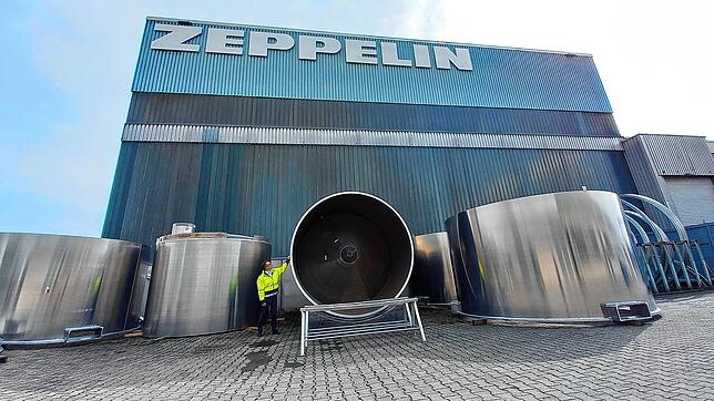 Markus Vöge vor riesigen Bauteilen im Hof von Zeppelin Systems in Friedrichshafen.