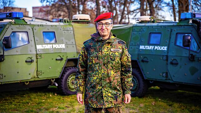Cem Özdemir (Grüne), 57, hat nicht gedient. Der Bundesminister für Ernährung und Landwirtschaft posiert hier bei einer viertägigen ...