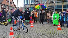 Bevor im Rathaus Jobbikes einziehen, mussten die Bürotiger ihren närrischen &bdquo;Jobbike-Führerschein&ldquo; bestehen: Hier saust ...
