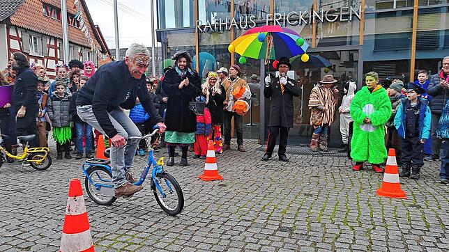 Bevor im Rathaus Jobbikes einziehen, mussten die Bürotiger ihren närrischen &bdquo;Jobbike-Führerschein&ldquo; bestehen: Hier saust ...