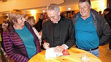 Erzbischof Georg Gänswein schätzt das Gespräch mit dem Publikum. Auf dem Bild unterhält er sich mit Edeltraut Hensler. Bild: Rainer Bombardi