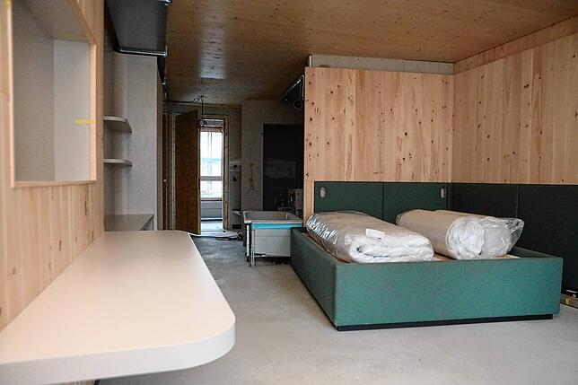 (Archivbild) Im Januar 2024 war ein Musterzimmer fast fertig. Die Wände sind aus Schweizer Arvenholz (Zirbelkiefer) gefertigt.