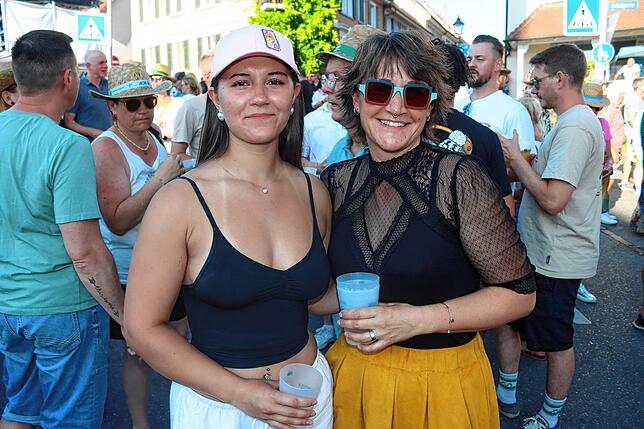 Leni (links) und Rebecca Gerrer aus Krauchenwies sind zum ersten Mal in Markdorf und freuen sich vor allem auf „Principessa“.