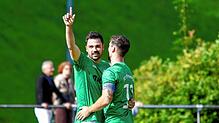 Florian Kaltenbach, vierfache Torschütze, und Philip Braun bejubeln den 7:2-Auswärtserfolg des FC Furtwangen beim SV Geisingen.