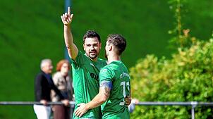 Florian Kaltenbach (links) feiert seinen Treffer zum 4:0 mit Mannschaftskollege Simon Tritschler.