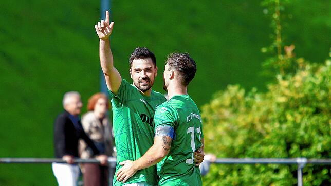 Florian Kaltenbach (links) feiert seinen Treffer zum 4:0 mit Mannschaftskollege Simon Tritschler.