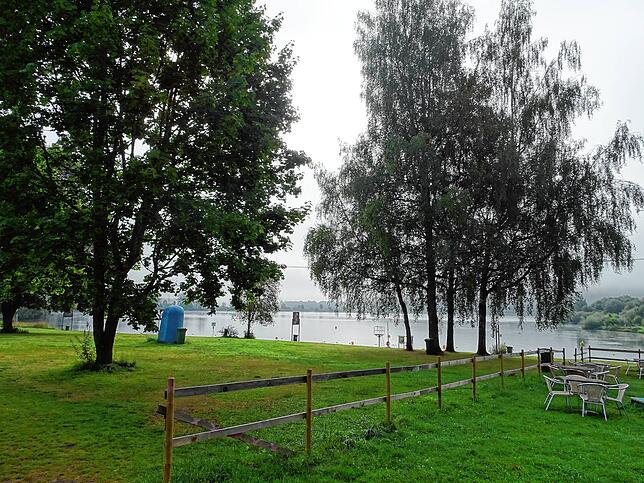 Das Strandbad von Krauchenwies ist ein ehemaliger Badesee. Hier gibt es auf dem Parkplatz Ladestationen für E-Bikes und Elektroautos und ...