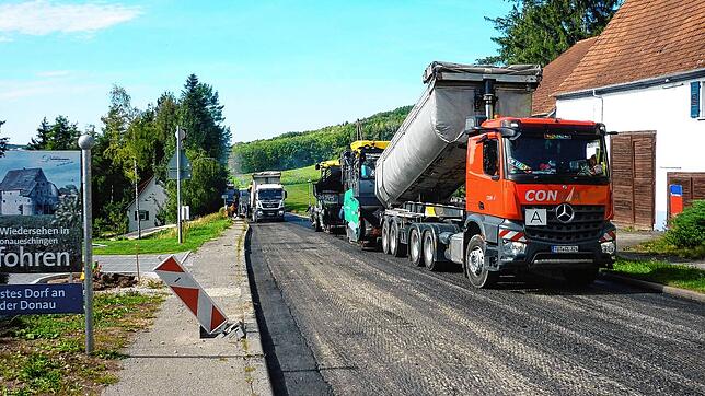 Eines der erfreulichen Ereignisse des Jahres 2020: Etliche Fahrzeuge sind im Einsatz, als in der Pfohrener Ortsmitte der Asphalt ...