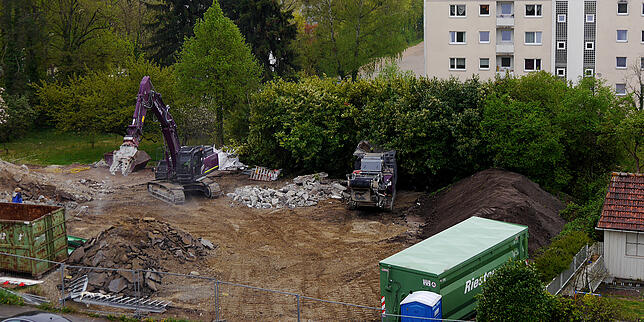 Hier in der Straße Am Briel 53/57 standen einst eine alte Tankstelle und weitere Gebäude, die im vergangenen Jahr abgerissen wurden.