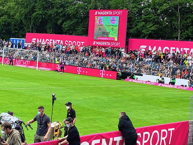 Das nennt man Branding: Die MS Technologie-Arena wurde eigens für das Spiel komplett in die Farben der Telekom eingehüllt.