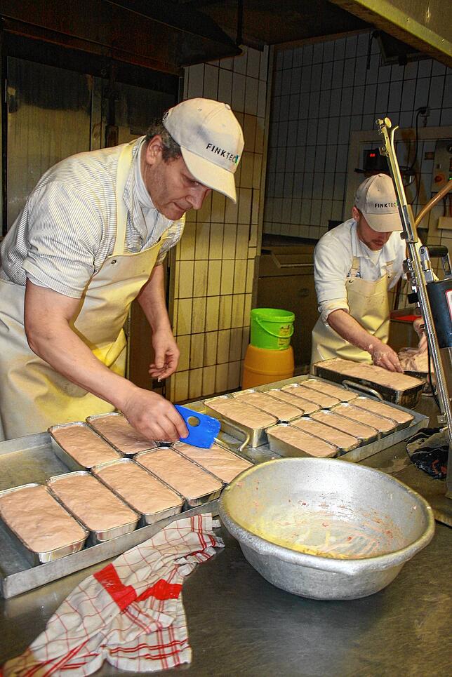 Fridolin Zugmantel (links) war ein Chef, der in der Produktion unermüdlich mit angepackt hat.