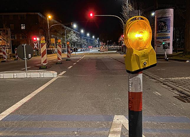 Zwischenzeitlich wurde der Poller in der Fahrradstraße auch zum Leuchtturm mit einer beziehungsweise zwei Baustellenwarnleuchten.