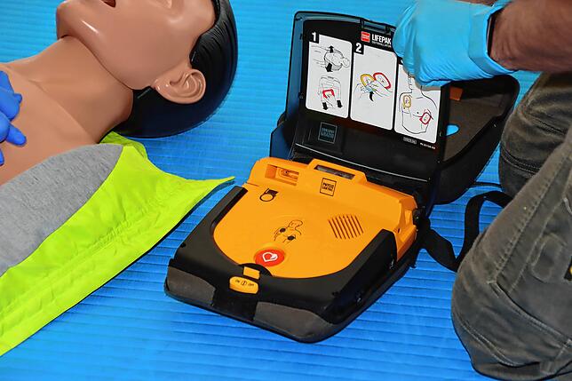 So oder so ähnlich sehen alle Defibrillationsgeräte, AEDs, aus. Für Ersthelfer ist die richtige Anwendung einfach erklärt. Nach dem ...