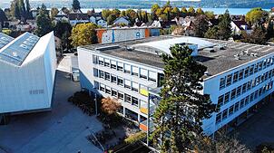 Das Gymnasium Überlingen aus der Luft. Das linke Gebäude zeigt das neue Sportzentrum.