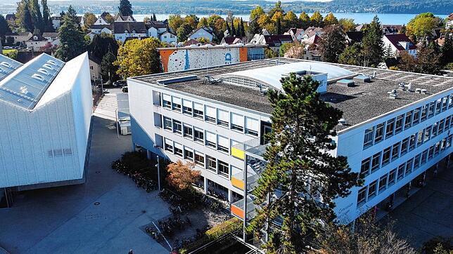 Das Gymnasium Überlingen aus der Luft. Das linke Gebäude zeigt das neue Sportzentrum.
