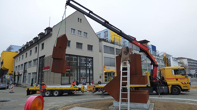 Rechtzeitig zur Eröffnung des neuen Kreisverkehrs vor der Singener Hauptpost, wurde die Skulptur des Künstlers Werner Pokorny ...