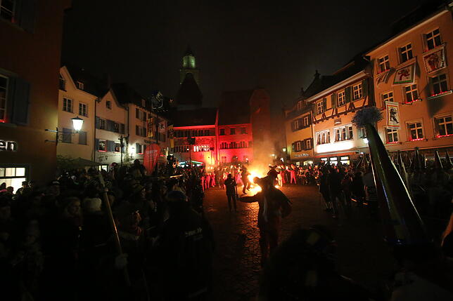 Das Schuttig-Feuer erhellte die Hofstatt.