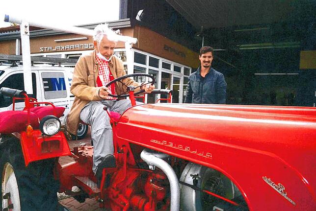 Burkhard Stege mit seinem Traktor bei Simon Stegmann nach der Zulassung