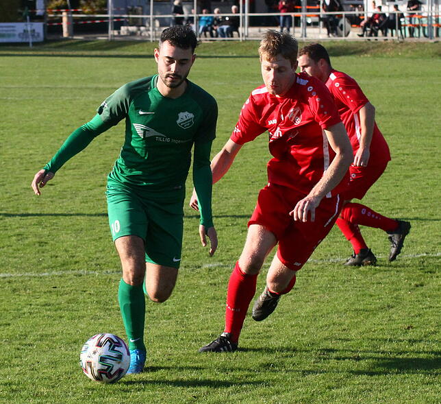 Doppelschlag: Robin Wagner (links, gegen den Wutöschinger Torsten Pietzke) machte mit zwei Toren den 3:0-Sieg des SV Rheintal beim FC ...