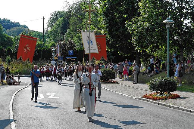 Bild 5: Bilder von der Reiterprozession zum Jubiläumsfest der Blutreitergruppe Oberteuringen