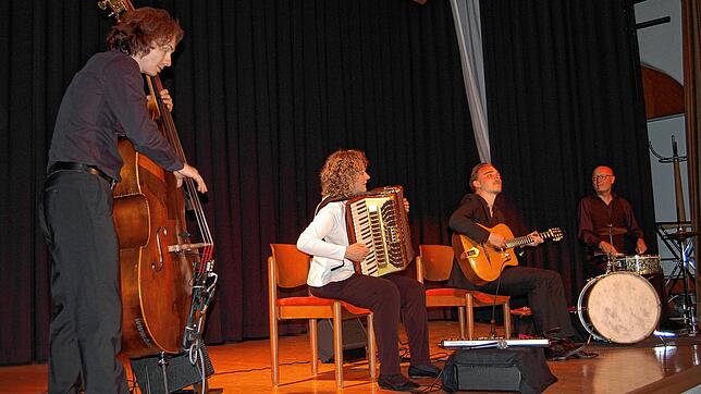 Orchestra Mondo nimmt die Zuschauer in Ofteringen auf eine musikalische Entdeckungsreise mit. Bild: Herry Panzer