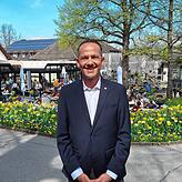 Mainau-Gastronomiedirektor Thorben Beck vor der Schwedenschenke.