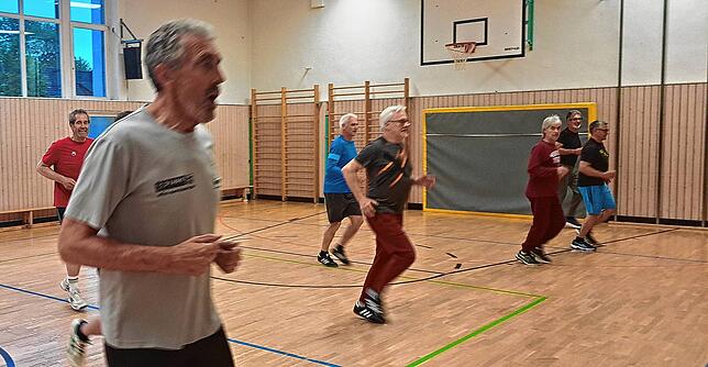 Warmmachen in der Halle mit Übungsleiter Bernd Gässler im Vordergrund.