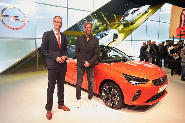 Michael Lohscheller, Geschäftsführer der Opel Automotive GmbH und Vorstandsmitglied der PSA-Gruppe (l) steht mit Jürgen Klopp, ...