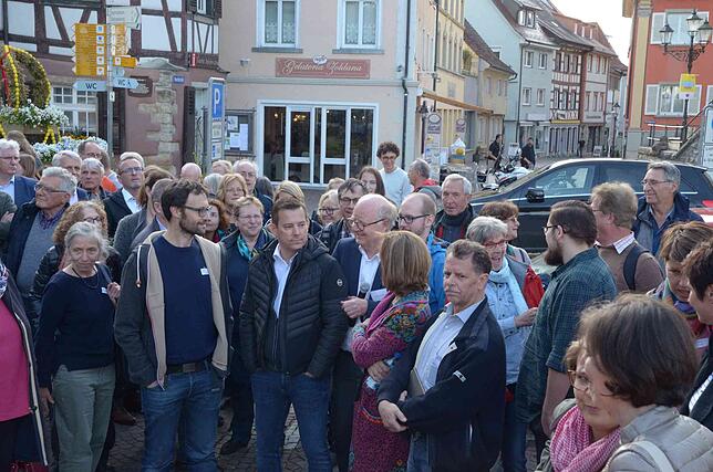Zur Rathausbesichtigung im Rahmen des Bürgerdialogs haben sich am Freitag zahlreiche Besucher vor der Verwaltung eingefunden.