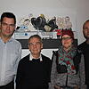 Die Mitglieder des Vereins Bürgerenergie stehen vor der Karikatur von Stefan Roth: Eric Hueber (von links), Joachim Betten, Silke ...